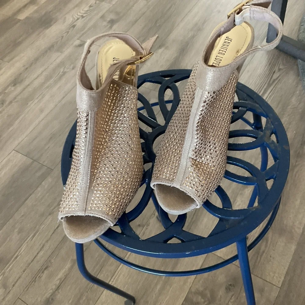 Jennifer Lopez Beige Studded Heels - Picture 7 of 12